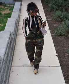 Winter Camo Pants Outfit, Day Party Outfit Black Women Fall, Short Shark Boots Outfit Black Women, Basic Fall Outfits Black Women, Chicago Outfits Black Women, Large Tshirt Outfit Women, Outfits With Sneakers Black Women, Fall Concert Outfit Plus Size, Concert Outfit Black Women Fall