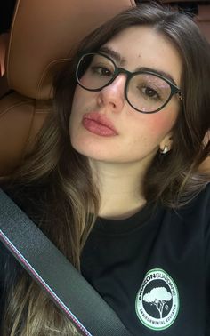 @sstyle.me No Make Up Make Up Look, Glasses For Round Faces, Classy Glasses, Glasses Inspiration, Chic Glasses, Glasses Trends, Glasses Makeup, Cute Glasses, Fashion Eye Glasses