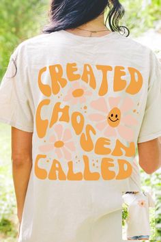 Created • Chosen • Called. NEW tee in white with retro font and flower detail! 52% Cotton 48% Polyester Small - 0/2 Medium - 4/6 Large - 8/10 Xlarge - 12/14 2Xlarge - 14/16 Retro Tshirt Design, Basic Tshirts, Sunshine Graphic, Tshirt Prints, Lyric Shirts, Graphic Shirt Design, Decal Ideas, Retro Quotes