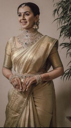 Heavy Bridal Jewellery, South Indian Bride Saree, Bridal Jewellery Set, Emerald Jewellery, Indian Bride Outfits, Fashionable Saree Blouse Designs