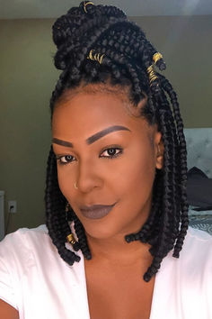 Vous cherchez des idées de coiffures protectrices pour vos cheveux afro ? Découvrez quelques types de coiffures tendance et faciles à réaliser, comme les box braids, les twists, les crochet braids, les double cornrows, les fausses locks et la queue de cheval cornrow. Ces coiffures vous permettront de protéger vos cheveux du froid et de changer de look selon vos envies. Double Cornrows, Braid Bob, Short Box Braids Hairstyles, Short Box Braids, Bob Braids, Cute Box Braids Hairstyles