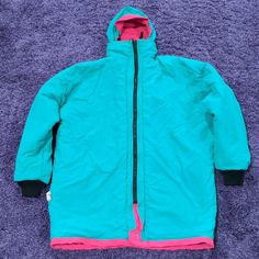 Greenish / Blue Side Is Very Good Condition. Zipper Needs To Be Zipped From The Inside. The Pink Side Has Distressed Fading, Black Marks Please View Pictures Billabong Jacket, Vintage Billabong, Coats Vintage, Greenish Blue, View Pictures, Ski Jacket, Billabong, The Pink, Blue Black