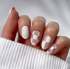 Basic Short Gel Nails, Checker Nails Short, Fall Nail Designs Checkered, Short Glue On Nails, Girlie Nail Designs, Short Nail Designs Checkered, Beige Checkered Nails, Cute Glue On Nails, Cute Short Back To School Nails