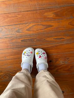 White Crocs With Charms, Pastel Crocs, Dream Shoe, Outfits Athletic