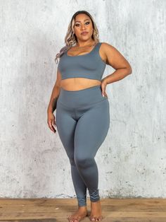 "Take your workout to a whole new level and celebrate your love of getting fit with this Curvy 2-Piece Workout Outfit.   Featuring a stylish sports bra and a fantastic pair of leggings, this athletic apparel is the perfect way to get your workout on!   If you're looking for plus-size apparel that also is super comfortable, this fitness outfit is the perfect way to get fit! This sports bra and leggings are built for high speed and low drag!  Comfortable and attractive, this two-piece outfit will Plus Size Workout Outfits, Plus Size Gym Outfits, Gesture Practice, Plus Size Athletic Wear, Plus Size Sportswear, Trendy Fall Fashion, Fitness Outfit, Outfits Athletic, Getting Fit