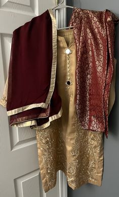 Party wear in gold and embroidery with gold in kurta with mirror buttons in neckline. The pants are silk maroon jamawar with golden patti maroon chiffon dupatta. Golden Kurta Women, Party Kleidung, Chiffon Dupatta, Pakistani Suits, Embroidered Shirt, Dress Clothes For Women, Silk Dress, Party Wear, Favorite Outfit