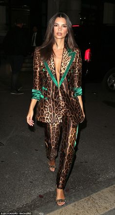 Mode Prints, Leopard Print Outfits, Walking Down The Street, Animal Print Outfits, Printed Clothing, Animal Print Fashion, Emily Ratajkowski, Looks Chic, Inspiration Mode