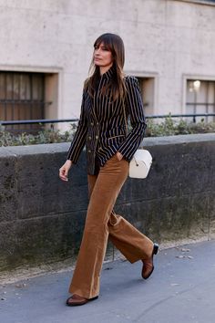 Paris Fashion Week Street Style, Paris Street Style, Autumn Street Style, Brown Pants, Street Style Inspiration, Moda Vintage, Cool Street Fashion