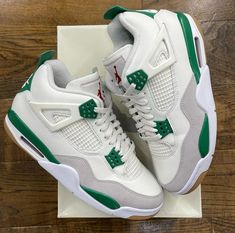 Jordan 4 Pine Green, Shoes Retro, Cute Nike Shoes, Sneaker Stores, Green Sneakers, Jordan 4 Retro