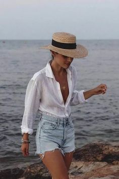 Discover 50+ trendy, chic and simple beach outfits perfect for your next vacation. From trendy dresses to elegant linen pieces, get inspired for a stylish getaway in Mexico, Hawaii, Miami, Europe, and more! Beach Vacation Looks 2023, Casual Boating Outfit Summer, Tank With Button Up Shirt, Chilly Spring Date Night Outfit, East Hampton Outfits, Cropped Jeans Outfit Spring, Florida Outfits Summer, Dorothy Dandridge, Jean Short Outfits