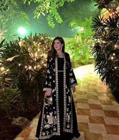 Black Dress Outfit Pakistani, Black Pakistani Dress Wedding, Black Dupatta Designs Ideas, School Farewell Dress Ideas, Black Dress Pakistani, Dress For Walima, Bride Dupatta, Baraat Dress, Outfits For Wedding