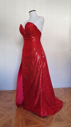 This is a made to order listing. The gown will be tailored to your measurements The dress of the example was made with filling on the chest and it has a full corset with boning inside to get the hourglass figure shape, it is optional of course, but highly recomended to get the "cosplay visual illusion". My gowns are professionally made with high quality materials. They can include hidden corsets if requested, and are carefully lined by hand. Also optional you can ask for a modesty panel if neede Evening Dress With Boning And Sweetheart Neckline, Red Gown With Corset Back And Fitted Bodice, Customizable Length Ball Gown With Fitted Bodice, Customizable Length Evening Dress With Fitted Bodice For Prom, Customizable Length Fitted Gown For Prom, Fitted Gown With Customizable Length For Prom, Formal Gown With Boning And Fitted Bodice, Gala Gown With Overbust Corset Back, Prom Dresses With Boning And Overbust Shape