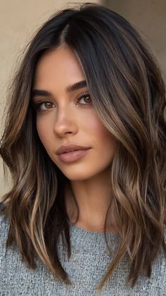 Elegant Lob Haircuts with Balayag Medium Length Women’s Hairstyle, Shoulder Length Layers Haircut, Lob Haircut For Round Face, Textured Lob Haircut Mid Length, Side Part Medium Length Hair, Shoulder Length Haircuts For Fine Hair, Haircuts With Balayage, Wavy Lob Haircut, Long Lob