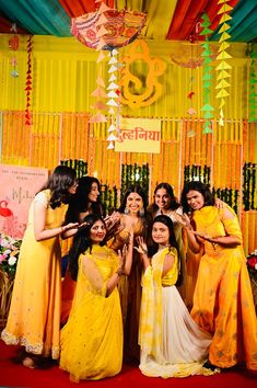 Haldi and mehendi pose Mehandi Poses For Bride With Friends, Haldi Pictures Idea, Haldi Poses For Bride Simple, Haldi Group Poses, Haldi Photoshoot Couple, Mehendi Photoshoot With Friends, Haldi Braid