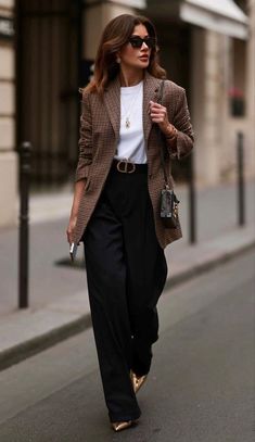 Business Formal Outfits For Women Winter, Black Pants Outfit Formal, Vests Outfits For Women, Elegant Trousers Outfit, Female Boss Outfit, Brown Blazer Outfit Casual, Executive Outfits For Women, Blazer Cafe, Brown Blazer Outfit