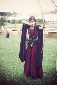 Love this dress. Rennaisance Outfits, How To Wear Belts, Bow And Arrow, Fantasy Costumes