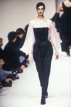 Angelo Tarlazzi, Anneliese Seubert, Runway Fashion Vintage, Corset Top Outfit, 90s Runway Fashion, Runway Fashion Couture, Style Guide, Couture Fashion, 90s Fashion