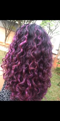 Pink And Black Curly Hair, Purple Hair On Brown Hair, Magenta Curly Hair, Pink Highlights Curly Hair, Purple Hair Curly, Purple And Brown Hair, Brown And Purple Hair, Hair Chestnut Brown, Brown Hair Curly