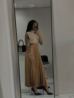 Pleated maxi Maxi Skirt Corporate Outfit, Pleated Skirt Outfit Long, Maxi Pleated Skirt Outfit, Oldies Outfits, Cooperate Baddie, Long Pleated Skirt Outfit, Pleated Maxi Skirt Outfit