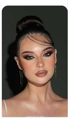 Reception Hairstyles, Prom Eyes, Ball Makeup, Sultry Makeup, Black Eye Makeup, Gold Makeup Looks, Dark Eye Makeup, Prom Eye Makeup, Prom Makeup Looks