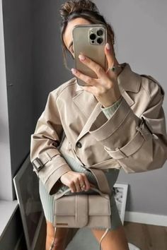 Crop Trench Coat, Trenchcoat Style, Lapel Collar Coat, Cropped Trench Coat, Slim Jacket, Chic Outerwear, Chique Outfits, Fashion Office, Khaki Jacket