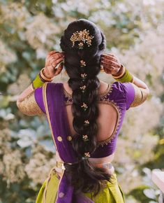 Messy Braided Hairstyles, Reception Hairstyles, Sanggul Modern, Bridal Hairstyle Indian Wedding, Hair Style On Saree, Engagement Hairstyles, Bridal Hairdo, Traditional Hairstyle, Bridal Hair Buns