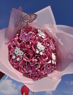 Ramo de 20 rosas color rosa palo con imágenes de hello Kitty y mariposas Hello Kitty Ramo Eterno, Hello Kitty Bouquets, Hello Kitty Bouquet Ribbon, Ribbon Flower Ideas, Hello Kitty Rose Bouquet, Hello Kitty Flowers Bouquet, Hello Kitty Ribbon Bouquet, Hello Kitty Eternal Flower Bouquet