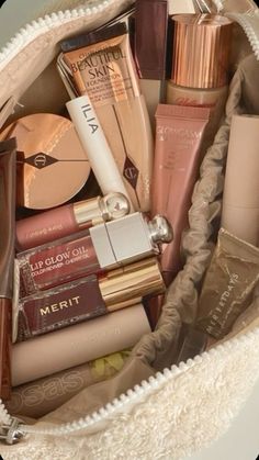 Eye Makeup Guide, Beauty Games, Makeup Must Haves, Glowy Makeup, Essential Bag, Makeup Bags Travel