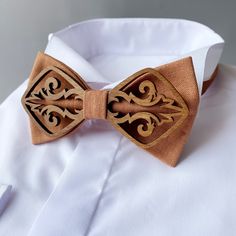 Groomsmen terracotta bow tie Wooden bow tie Autumn wedding linen bow tie and pocket square set The bow tie is packaged in a wonderful kraft box with a beautiful bow. You will have a perfect and unique gift! The bow tie is handmade and created with huge love! Colors will suit costumes and everyday outfits. Size Adult bow tie 4,5x2,5 inch (11,5x6,5 cm) Neck 14 - 20,5 inch (35,5 - 52 cm ) Size Kids 3,5 x 1,5 inches ( 9 x 3,8 cm) The size of the neck is adjustable Size pocket square 10 x 10 inch (25 Classic Brown Bow Tie For Wedding, Brown Bow Tie For Wedding, Elegant Brown Bow Tie, Wooden Bow Tie Wedding, Elegant Brown Adjustable Bow Tie, Wooden Tie, Unique Bow Tie, Brown Bow Tie, Wooden Bow Tie