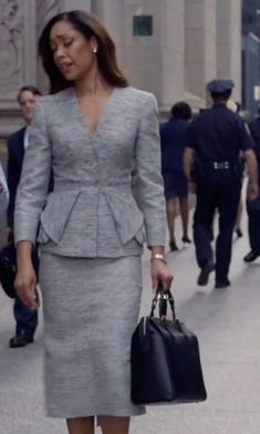 働く女性必見！海外ドラマに学ぶオフィスファッション50選 | ドレスアップBOOK Suits Jessica, Workwear Inspiration, Jessica Pearson, Gina Torres, Power Dress, Corporate Fashion, Corporate Wear, African Clothes