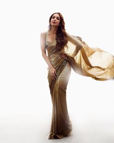 Stunning Shimmer Sarees That Are Perfect For Your Cocktail! Shimmer Saree, Sequence Saree, Diwali Outfits, Sequin Saree, Malaika Arora, Manish Malhotra, Wedding Saree Indian, Casual Saree, Sequence Work