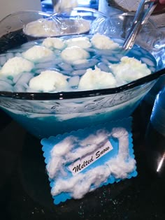 a bowl filled with ice and water next to a sign that says melting snow on it