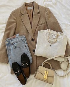 Preppy Fall Outfits Women, Loafers Outfit Women, Monaco Fashion, Preppy Fall Outfits, Ny Outfits, Oversized Knit Sweater, Loafers Outfit, Mode Tips, Outfit 2022