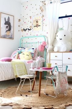 a child's bedroom decorated in pastel colors