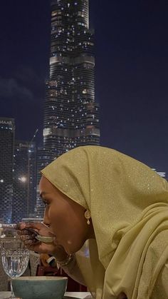 Dubai Aesthetic Black Women, Luxury Niqab For Women For Eid, Black Muslim Women, Arab Culture Aesthetic Women, Rich Muslim Girl Aesthetic, Luxury Black Elegant Niqab, Fashion Design Books, Outfits 2000s