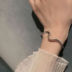 Forbedre utseendet ditt med dette fantastiske Delicate Wave Armbånd Ocean Jewelry, designet for å vakkert pryde håndleddene dine samtidig som du gir en dristig uttalelse med minimal innsats.
Dette allsidige tilbehøret kompletterer uanstrengt casual, fancy eller forretningsantrekk, og gir et snev av glamour til dagen din og en gnist til natten. Gjør dette bølgearmbåndet sjarmerende til din favoritt for enhver anledning, og la det lyse opp stilen din med sin fengslende lokke.

Hvorfor du vil elske det


Delikate smykker: Den buede designen ser så elegant ut at den vil passe alle som bruker den.


Unik gave: Din mor, kjæreste, kone, søster eller en annen venninne vil absolutt elske dette bølgearmbåndsmønsteret. Stol på oss! Disse bølgearmbåndene kommer til å bli deres nye favoritttilbehør. Minimalist Adjustable Chain Bracelet For Party, Modern Adjustable Cuff Bracelet For Party, Modern Adjustable Cuff Bracelet For Parties, Adjustable Modern Cuff Bracelet For Party, Trendy Silver Bangle Bracelet, Trendy Party Bangle Jewelry, Metal Bangle For Everyday Wear, Chic Metal Bangle Cuff Bracelet, Chic Metal Cuff Bangle Bracelet