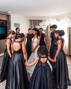 Black Wedding Photos, Bride And Bridesmaid Pictures, Bridesmaid Poses, Beautiful Marriage, Bridesmaid Pictures, Black And White Wedding Theme, Bridesmaid Photoshoot, Gorgeous Bridesmaid Dresses