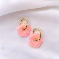 "These stunning earrings are going to be your go to pair this summer. The earring is a pair of 18k gold huge earrings, measuring 17x22 mm. These earrings are gold plated over copper. Each earring features a flower-shaped resin charm pendant in a shade of pink. The flower pendant is 27 mm and made out of resin. These beautiful earrings are handmade with care. Please treat your handmade jewelry as carefully as possible. Some materials can be more fragile than others. Although I make every effort t Huge Earrings, 1960s Earrings, 60s Earrings, Heavy Earrings, Earrings Inspiration, Earrings Flower, Resin Charms, Earrings Green, Green Flower