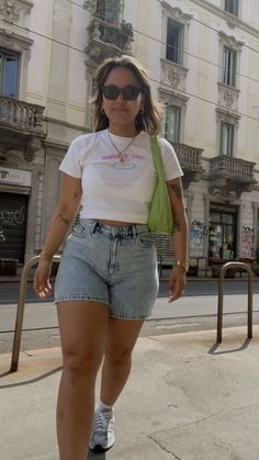 Summer Fits Medium Size, Curvy Denim Shorts Outfit, Women In Shorts Outfit, Summer Outfit Curvy Girl, Hot Beach Outfits Women, 180 Lbs Women Outfits, Minimalistic Outfits Summer, 90s Inspired Summer Outfits, Short Curvy Fashion