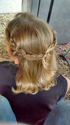 Half Up Side Braid Hairstyles, Half Up Half Down Braids Short Hair, Half Braided Short Hair, Hair Styles Braids Short Hair, Mamma Mia Hairstyles Short Hair, Short Layered Hair Hairstyles, Beachy Short Hairstyles, Preppy Short Hairstyles, How To Do Side Braid