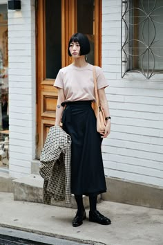 Kim Songyi, Street style women spring 2018 in seoul Korean Women Street Fashion, Japanese Style Women Outfit, Japanese Street Style Women, Tokyo Street Style Women, Korean Street Style Women, Fashion Style Inspiration, Emerging Designers Fashion, Tokyo Street Style, 2017 Fashion Trends