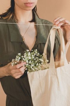 Wow!!! I absolutely love this article that talks about zero waste lifestyle tips. It is so insightful, and I learned so much. #zerowastelifestyletips Thrifted Outfits Men, Vintage Thrift Stores, Thrifted Outfits, Zero Waste Lifestyle