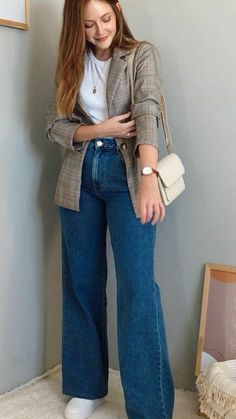 #look #ootdbloggers #casualchicstyle #calcapantalona #jeansstyle #blazerstyle #lookcomtenis Networking Event Outfit, Event Outfit Ideas, Wide Leg Jeans Outfit, Mode Chanel, Corporate Attire, Casual College Outfits, Business Casual Outfits For Work