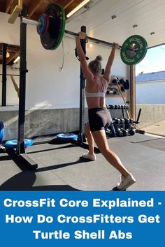 a woman is doing crossfit exercises with the words, how do crossfiters get turtle shell abs?