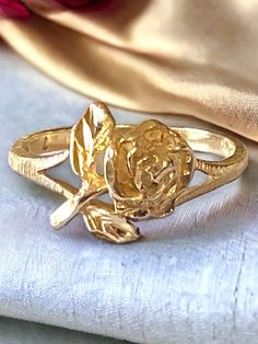 BEAUTIFUL Vintage Michael Anthony 14K Yellow Gold Rosebud Ring Size 6.25 Beautiful Vintage Ring crafted in solid 14k gold! * 14k yellow gold ring with a rosebud design * Size 6.25 * Weighs 2.3 grams Ships FAST and FREE, fully insured and gift boxed Please shop with confidence I guarantee item to be exactly as described and pictured! Vintage Pink 14k Gold Rings, Vintage Yellow Gold Flower Ring, Victorian 14k Yellow Gold Flower Ring, Victorian Yellow Gold Carved Rings, 14k Gold Art Nouveau Ring, Beautiful Rings Vintage, Michael Anthony, Rose Ring, Ring Crafts