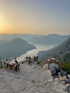 Uitzicht over de Baai van Kotor en omliggende bergen vanaf Horizont Bar in Kotor. Dobrota Montenegro, Montenegro Summer, Balkan Summer, Ulcinj Montenegro, Bar Montenegro, Balkan Travel