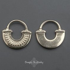 This unique handmade septum ring for a pierced nose made out of 925 sterling silver, available in 16g septum ring and 18g septum ring. Inspired by tribal Septum Piercing Silver, 18g Nose Ring, Silver Septum Ring, Gold Septum Ring, Unique Nose Rings, Gold Septum, Pierced Nose, Gold Nose Hoop, Daith Jewelry