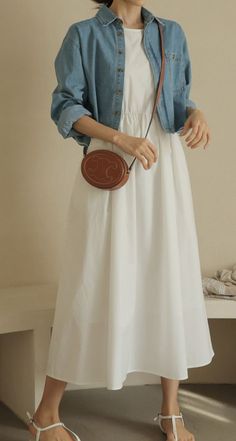 Simple Classy Casual Outfits, Denim White Outfit, Denim And White Outfits, Korean Modest Fashion, Stylish Outfits Casual, Simple Style Outfits, Boho Outfit, Casual College Outfits