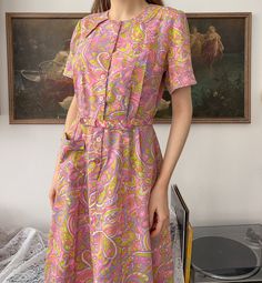 Can fit from S to L depending on desired fit Measurements: Shoulders: 29.1" Sleeve inseam: 3.5" Bust: 40.2" Waist: 32.7" Length: 40.2" Stunning vintage dress! Features button front, gorgeous paisley print, belt loops, a pocket, belt and no lining. In perfect condition, looks like it was never worn, however, belt has slightly lost its shape due to the age - still perfectly functioning 🌸 Model's size: XS, height: 5'4.6" Pink Collared Midi Dress For Daywear, Retro Pink Collared Dress, Vintage Pink Midi Dress With Short Sleeves, Pink Short Sleeve Vintage Midi Dress, Retro Pink Midi Dress For Spring, Pink Casual Dress With Retro Print, Casual Pink Dress With Retro Print, Pink Retro Midi Dress, Vintage Pink Midi Dress