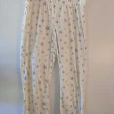 Fleece Sleep Pants. Ivory Back Ground With Gray Stars. 100%Polyester. Star Pajama Pants, Star Pajamas, Cuddle Duds, Soft Pajama Pants, Floral Pajama Set, Vintage Pajamas, Cotton Pajama Pants, Cotton Nightgown, Flannel Pajama Pants